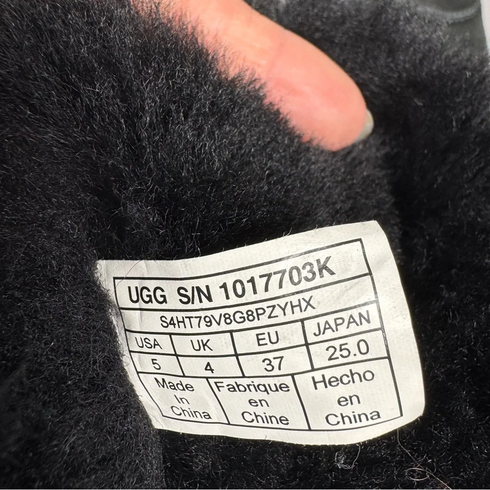 UGG Classic Short II Boots Black Suede Sz 5Y/W7